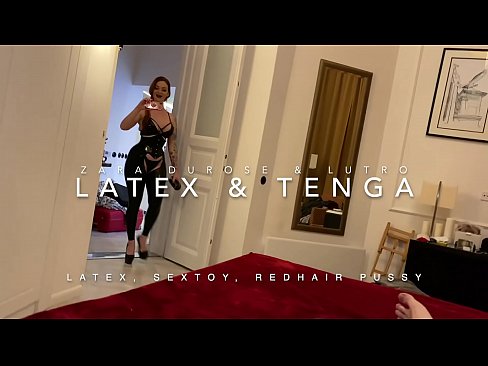 ❤️ Ngoanana e monyane ea nang le hlooho e khubelu ea apereng seaparo sa latex se kentsoeng ke ntate oa bobeli ho st.sexeey.ru ❌️❤